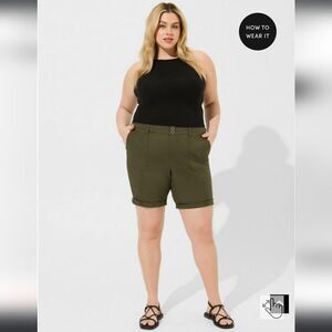 Women's Plus Size Pleated Green Linen Shorts